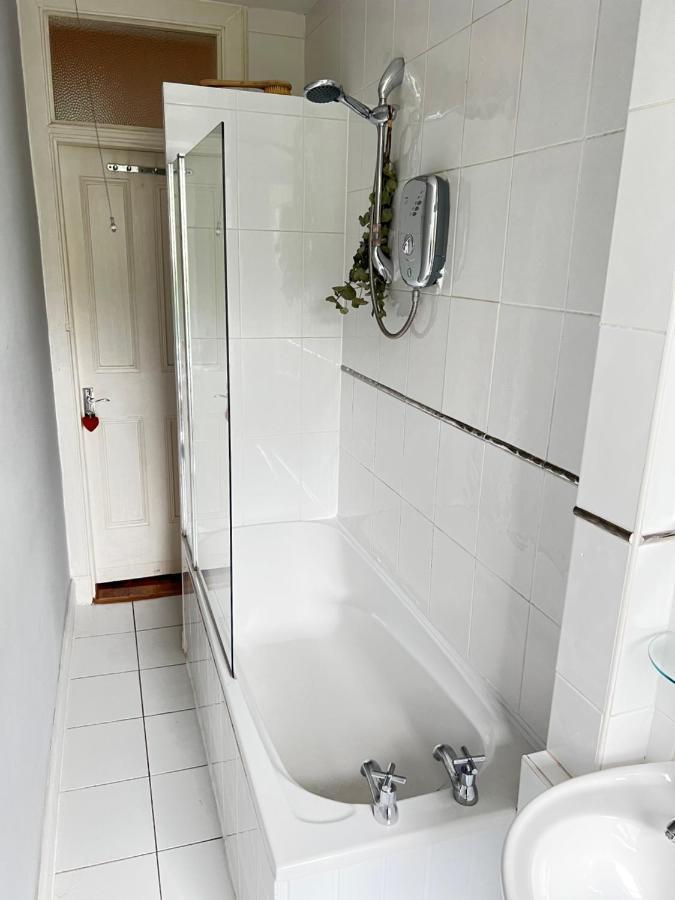 1 Bedroom Flat In Tolcross, Glasgow Top Floor. Bagian luar foto