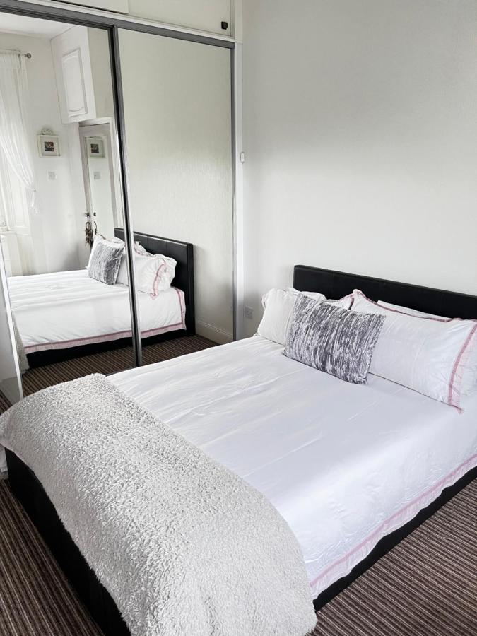 1 Bedroom Flat In Tolcross, Glasgow Top Floor. Bagian luar foto