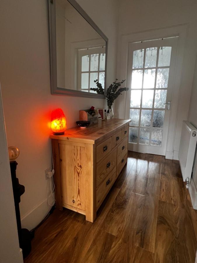 1 Bedroom Flat In Tolcross, Glasgow Top Floor. Bagian luar foto